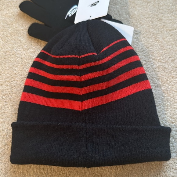 Nike boys knit hat/gloves set - Picture 3 of 9